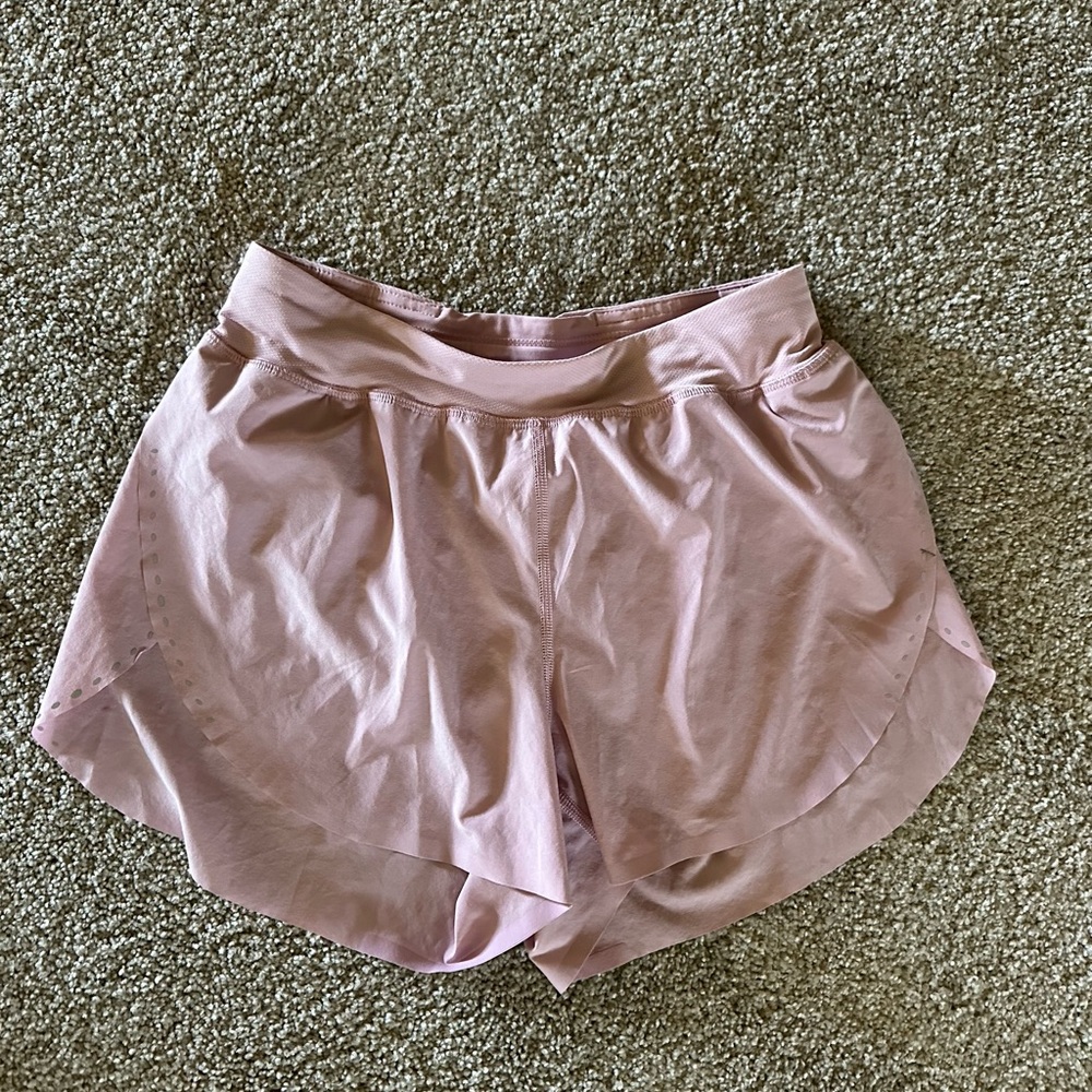 Flyaway sides on these gorgeous Lulu shorts